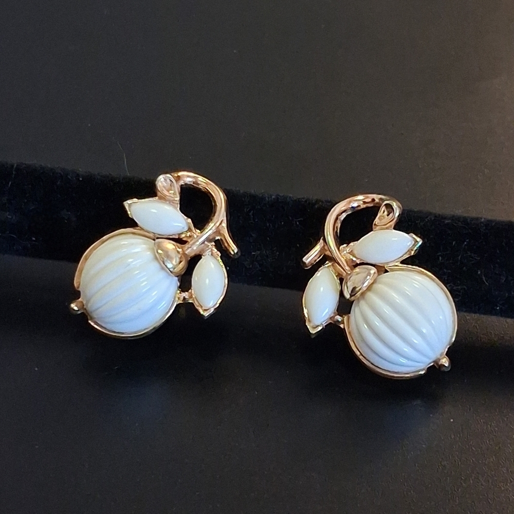 VintageTrifari | Crown Trifari ©️ | MCM | Earrings | Clip on | Lucite Apple Stem